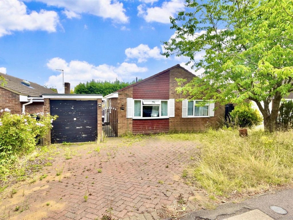 3 bed detached bungalow for sale in Derwent Road, Linslade LU7, £