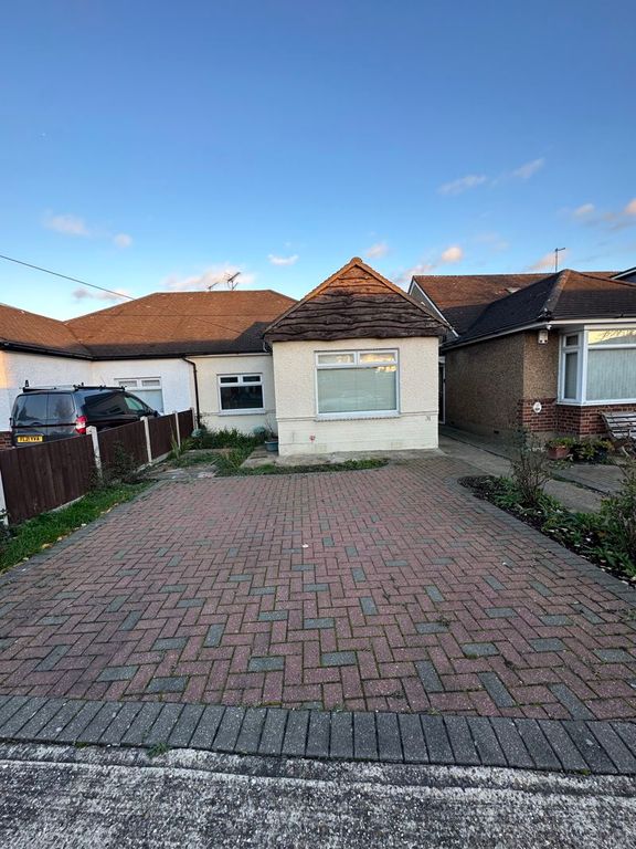 2 bed semidetached bungalow to rent in Sunnycroft Gardens, Cranham