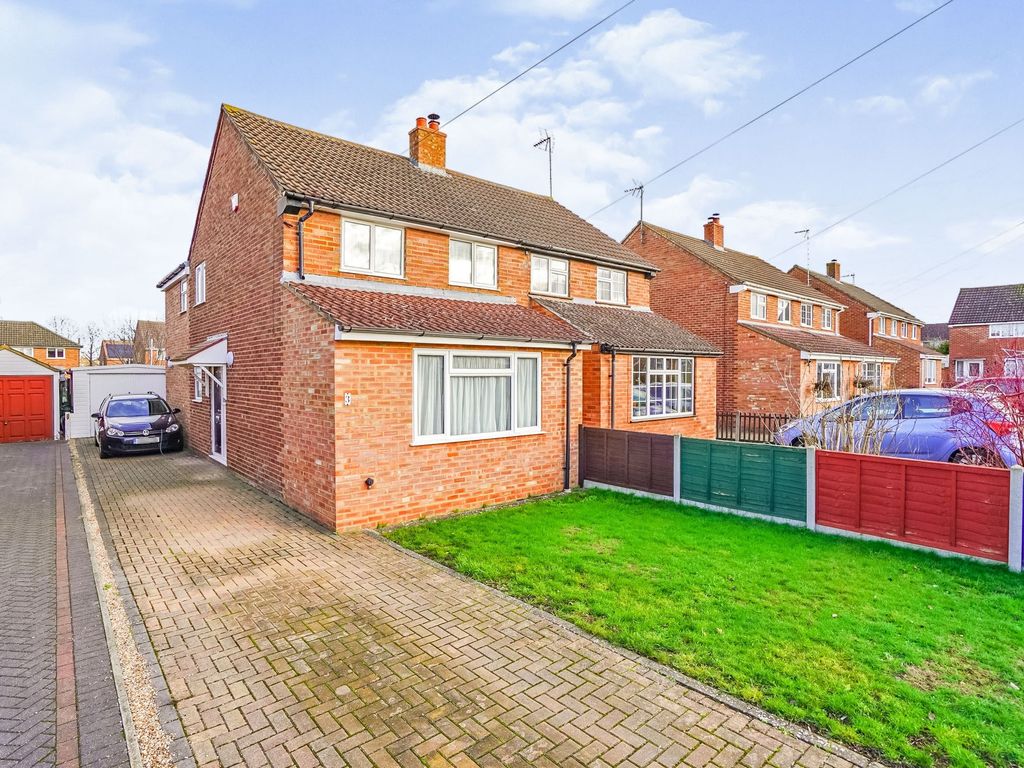 3 bed semidetached house for sale in Hinton Close, Leighton Buzzard
