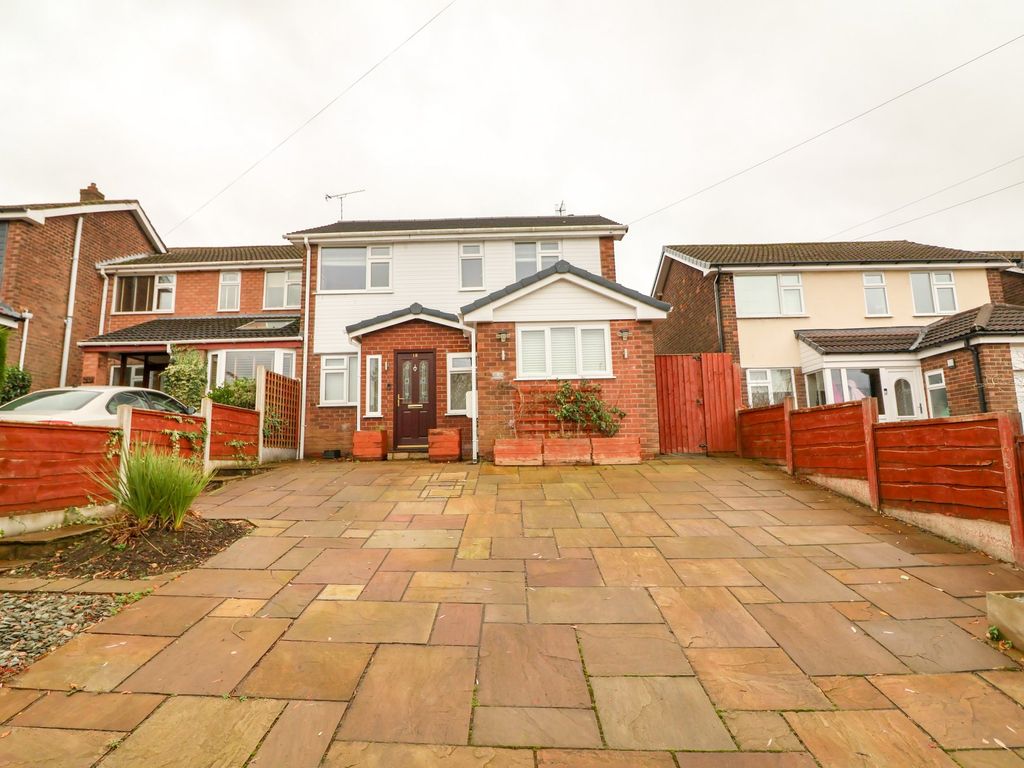 3 bed linkdetached house for sale in Pennine Road, Simmondley, Glossop