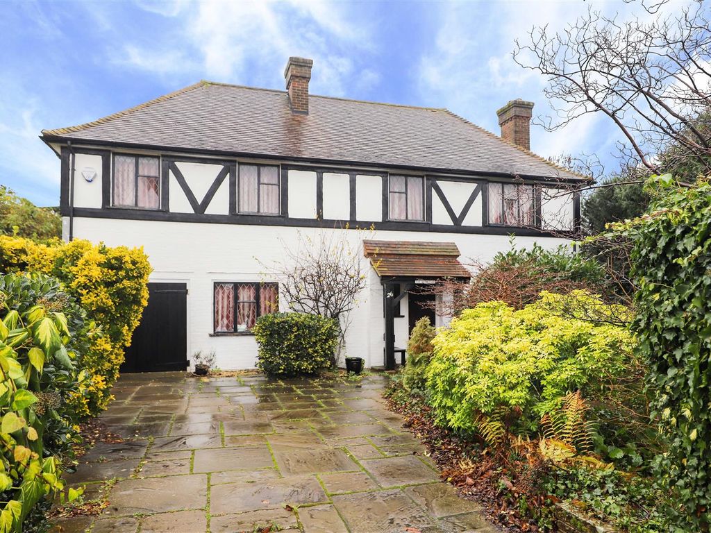 3 bed detached house for sale in Belmont Close, Uxbridge UB8, £