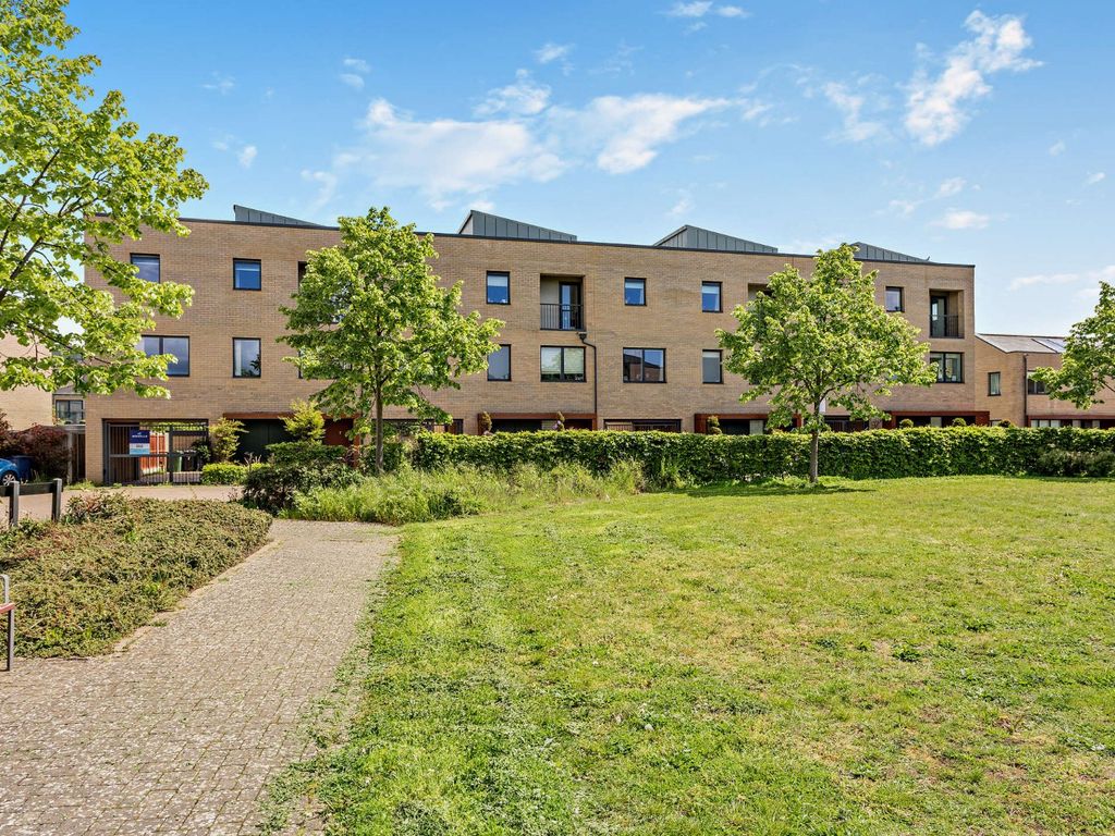 4 bed end terrace house for sale in Spinney Road, Trumpington