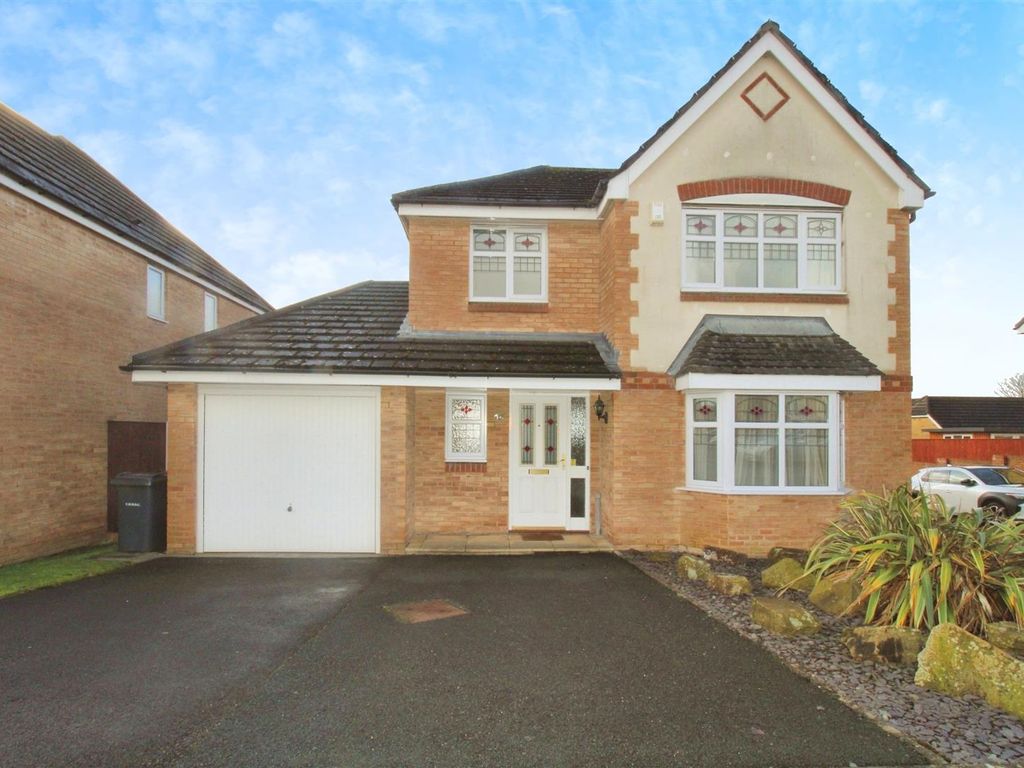 4 bed detached house to rent in Hazelton Close, Shipley BD18, £1,800