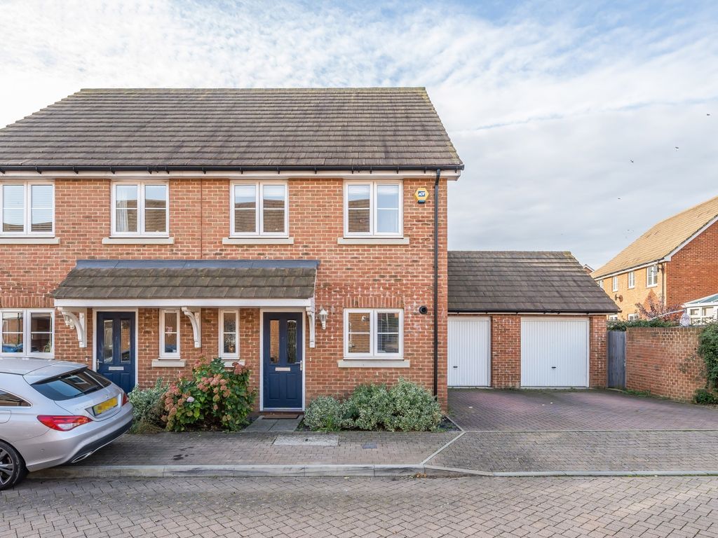 3 bed semidetached house for sale in Vestry Place, Wainscott