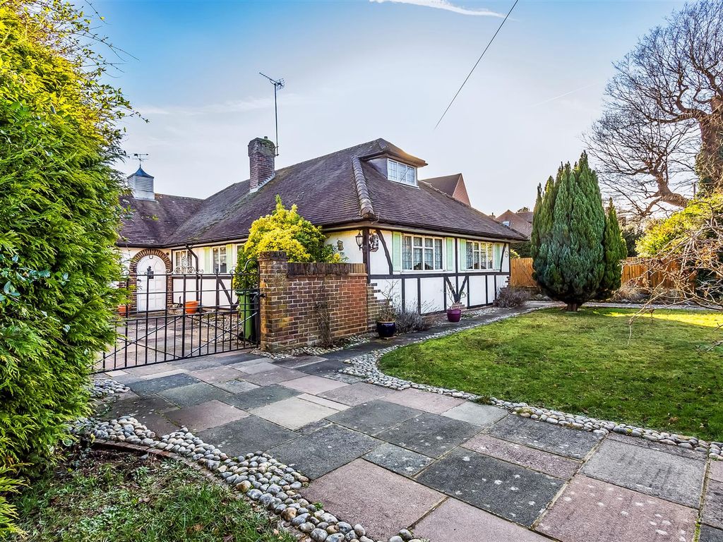 3 bed detached bungalow for sale in Oak Way, Ashtead KT21, £995,000