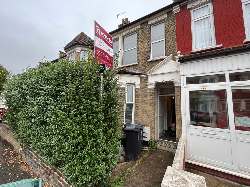 3 bed terraced house for sale in Winchester Road, London E4, £525,000