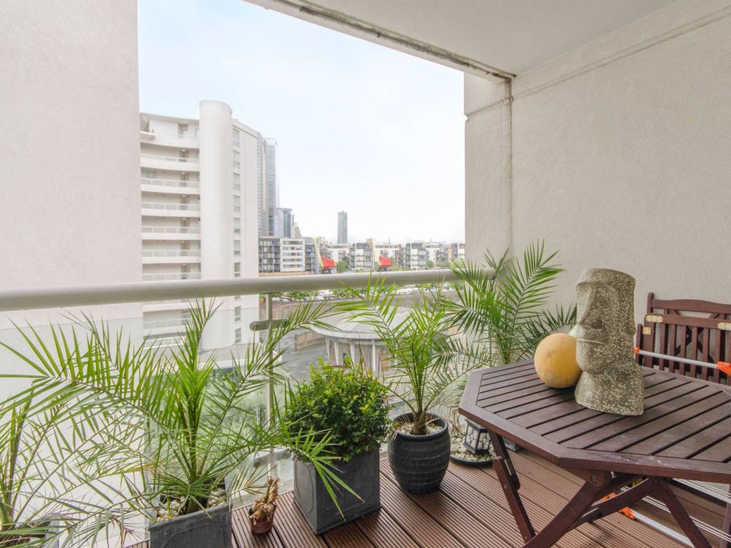 2 bed flat for sale in Blackwall Way, Canary Wharf, London E14, £