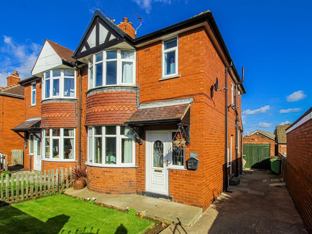 3 bed semidetached house for sale in Woodlands Avenue, Castleford WF10