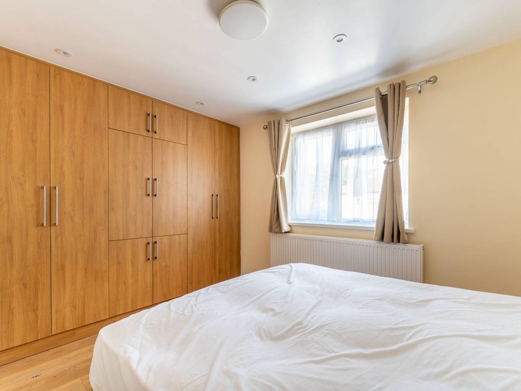 Studio to rent in Bilton Road, Perivale, Greenford UB6, £1,150 pcm Zoopla