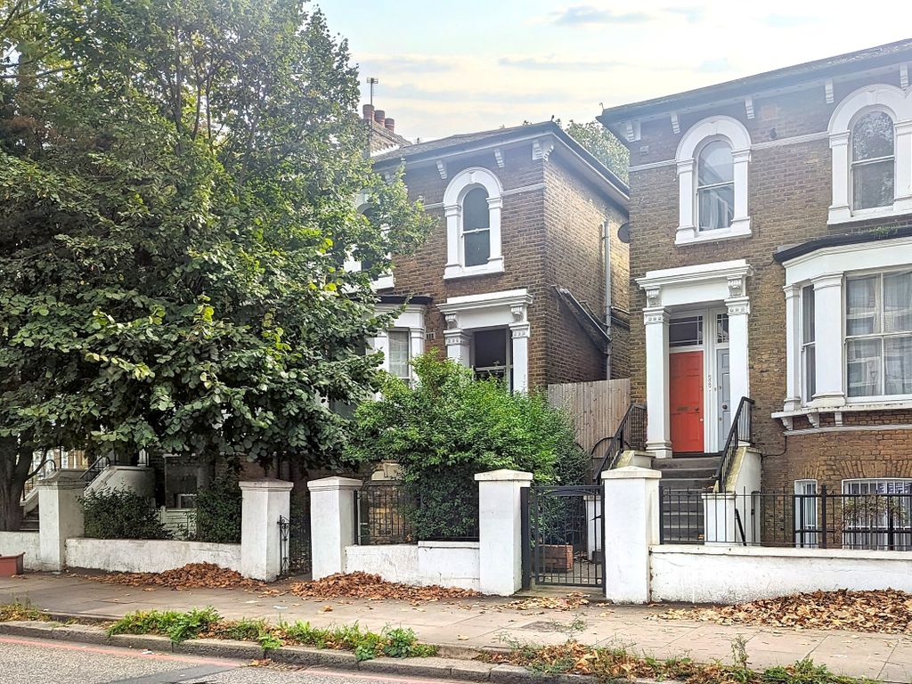 1 bed flat for sale in Chiswick High Road, London W4, £285,000 Zoopla