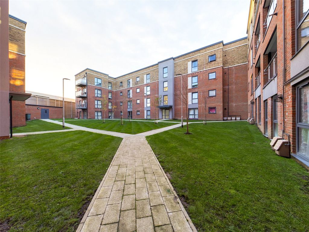 2 bed flat to rent in Arla Place, Ruislip HA4, £1,795 pcm Zoopla