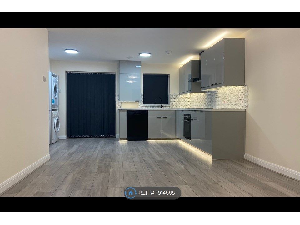 3 bed terraced house to rent in Weymouth Close, London E6, £2,100 pcm