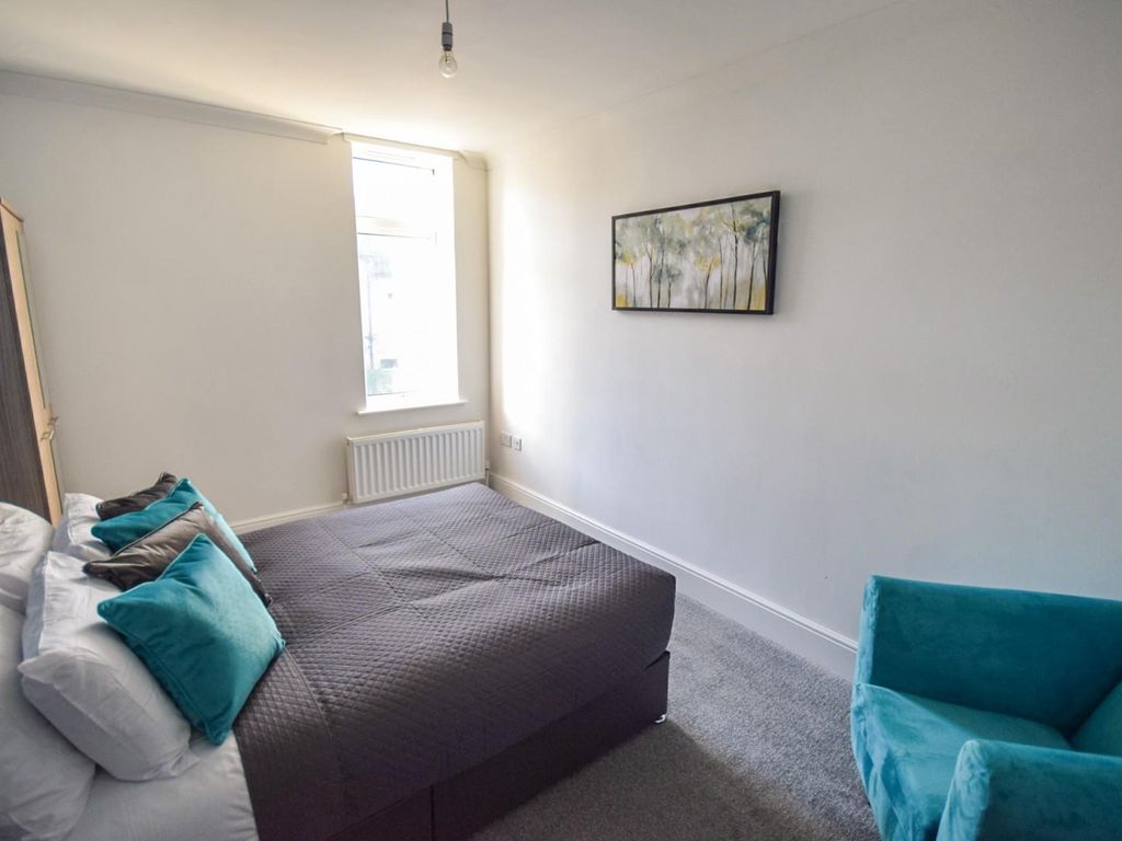 Room to rent in Bradford Road, Shipley BD18, £450 pcm Zoopla