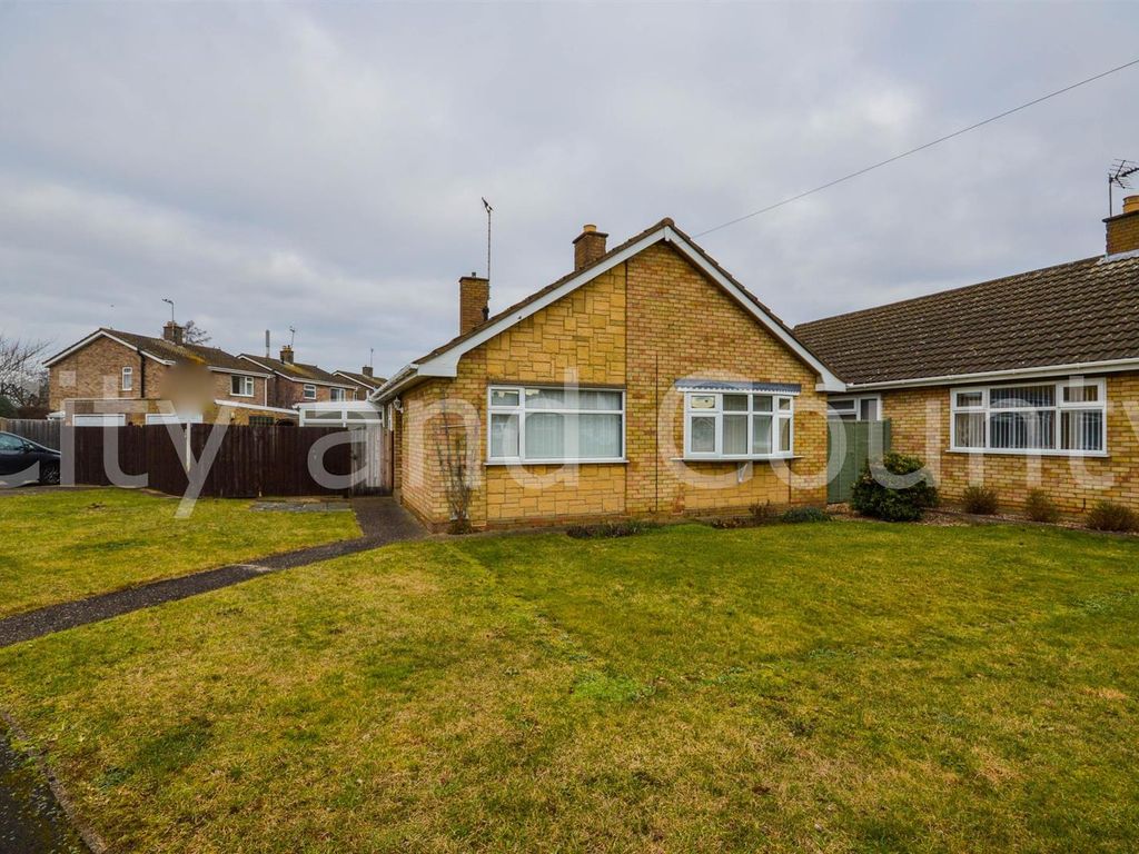 3 bed semidetached bungalow for sale in Allan Avenue, Stanground