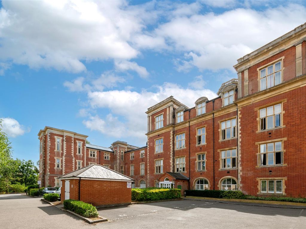 2 bed flat for sale in Royal Earlswood Park, Redhill RH1 Zoopla