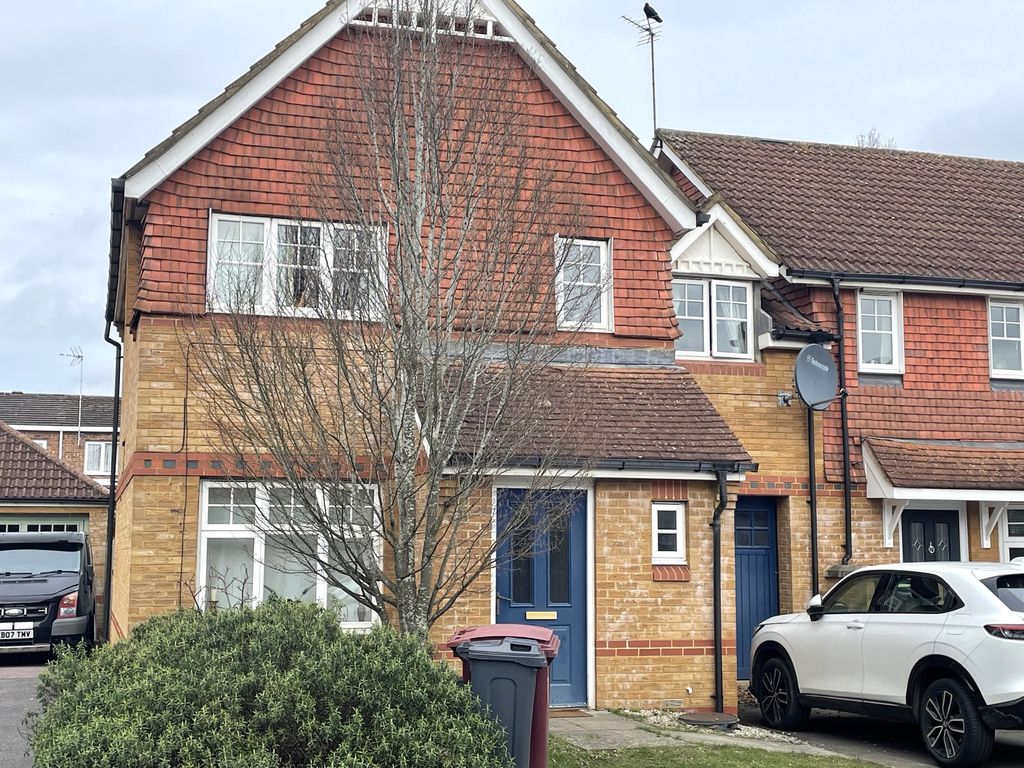 3 bed semidetached house for sale in Clonmel Close, Caversham, Reading