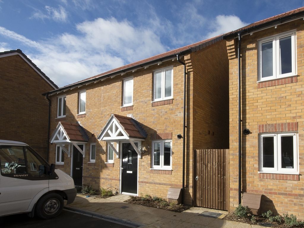 2 bed semidetached house to rent in Woodpecker Way, Didcot OX11, £