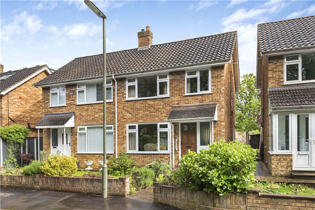 3 bed semidetached house for sale in Bramwell Close, SunburyOnThames