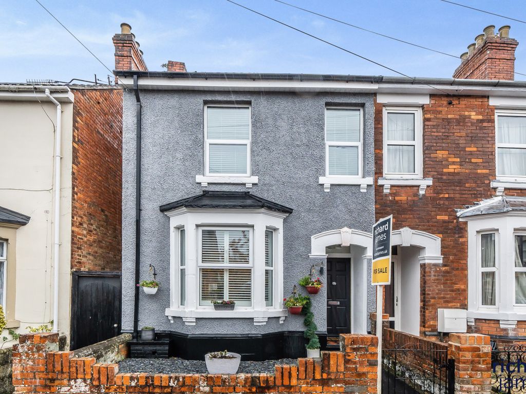 4 bed end terrace house for sale in Clifton Street, Old Town, Swindon