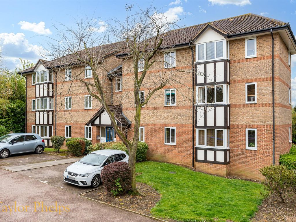2 bed flat for sale in Deer Close, Hertford SG13 Zoopla