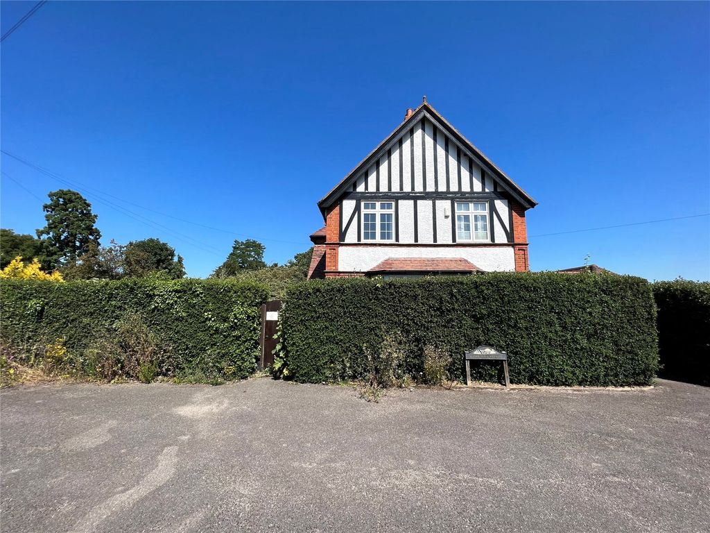 3 bed semidetached house for sale in Coldharbour Lane, Thorpe, Egham