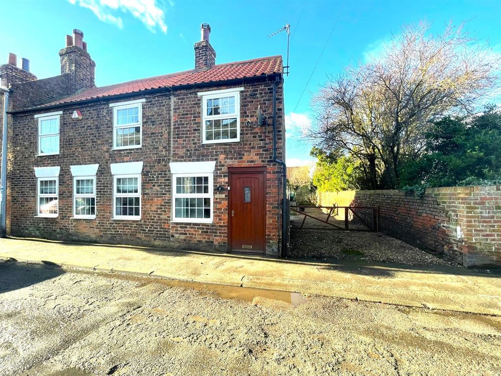 4 bed end terrace house for sale in Cross Street, Aldbrough, Hull HU11