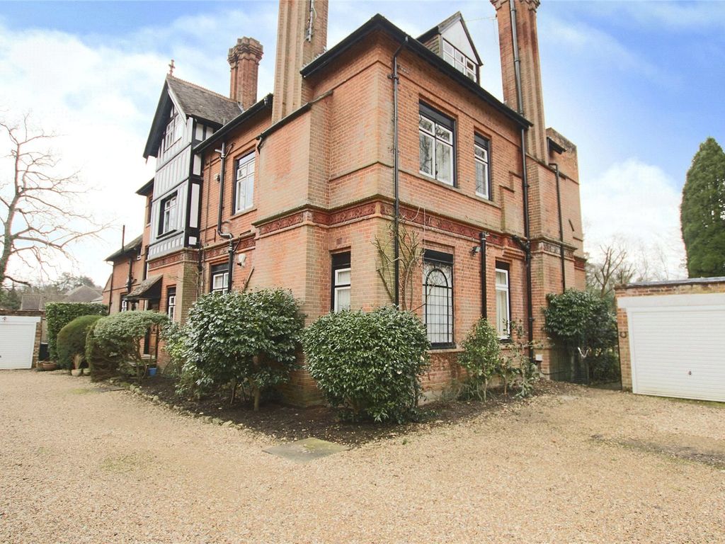 3 bed flat to rent in Charters Road, Ascot, Berkshire SL5, £2,500 pcm