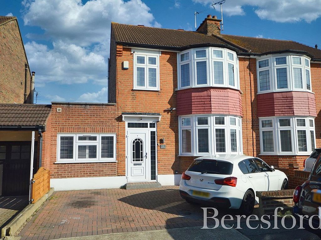 4 bed semidetached house for sale in Lonsdale Avenue, Romford RM7, £