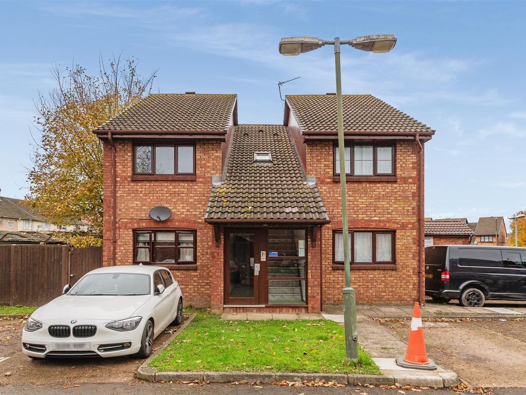 1 bed flat for sale in Lowry Crescent, Mitcham CR4, £235,000 Zoopla