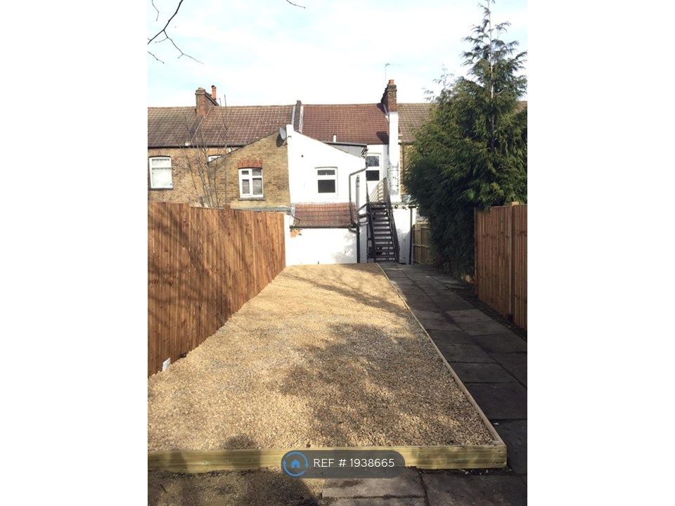 3 bed flat to rent in High Street, Wealdstone, Harrow HA3, £1,850 pcm