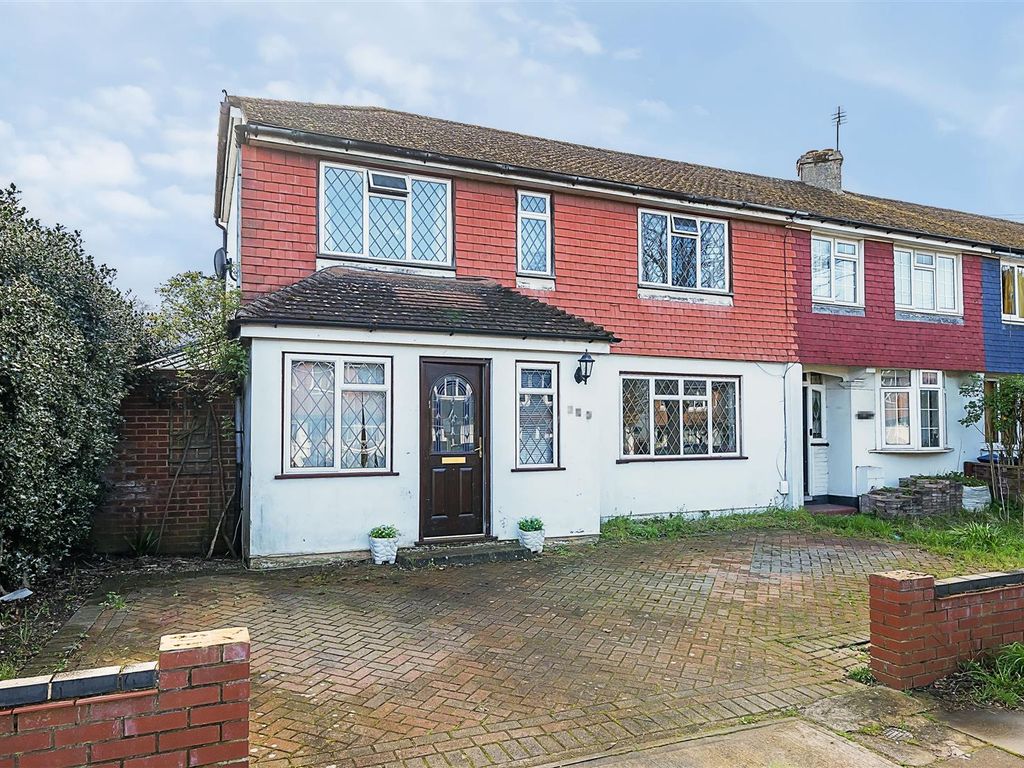 4 bed end terrace house for sale in Southwood Drive, Tolworth, Surbiton