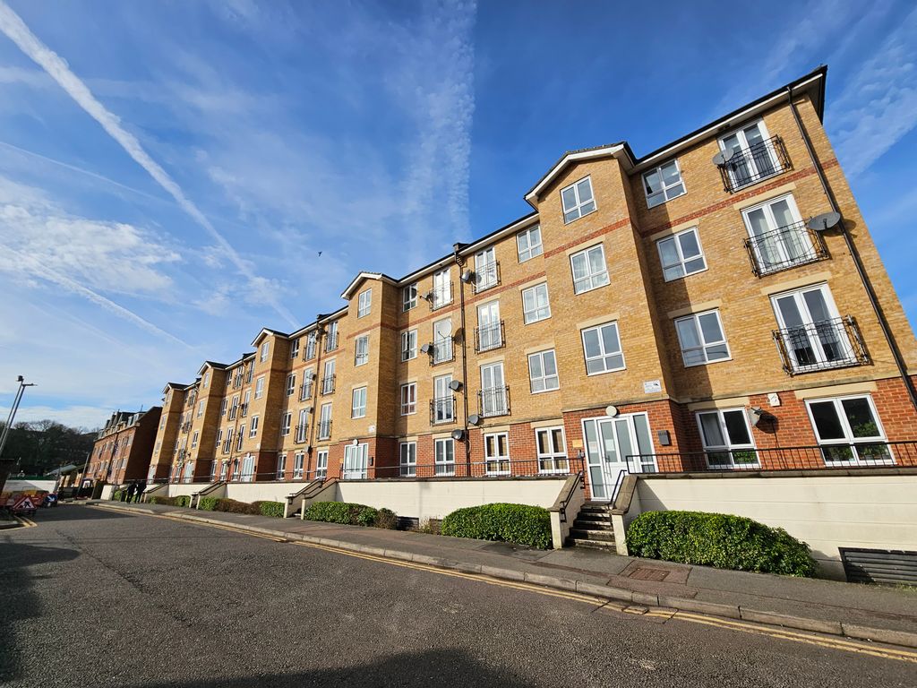 2 bed flat to rent in Grove Road, Luton LU1, £1,150 pcm Zoopla