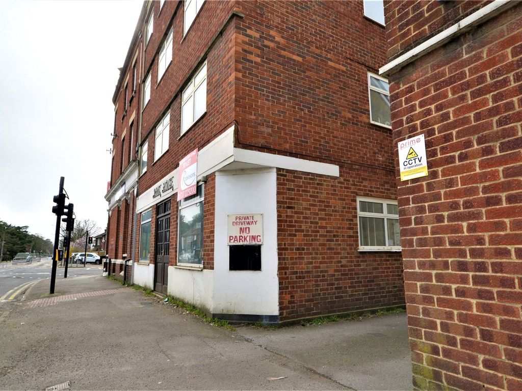 2 bed flat to rent in Road, Horley, Surrey RH6, £1,200 pcm