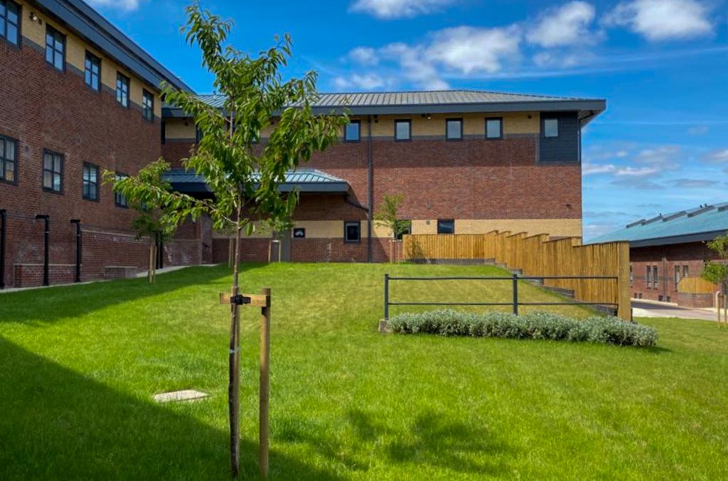 2 bed flat to rent in Rufus Court, Seacroft, Leeds LS14, £1,100 pcm