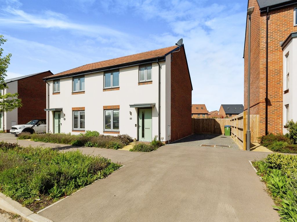 3 bed semidetached house for sale in Kempster Way, Weston Turville
