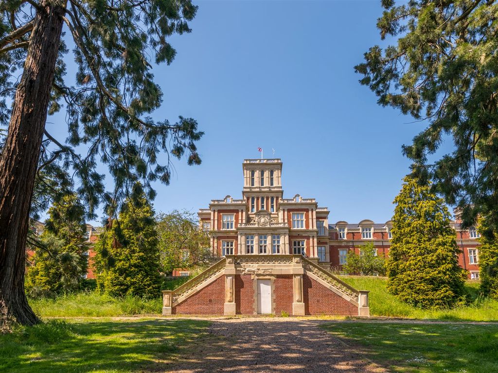 2 bed flat for sale in Royal Earlswood Park, Redhill RH1 Zoopla