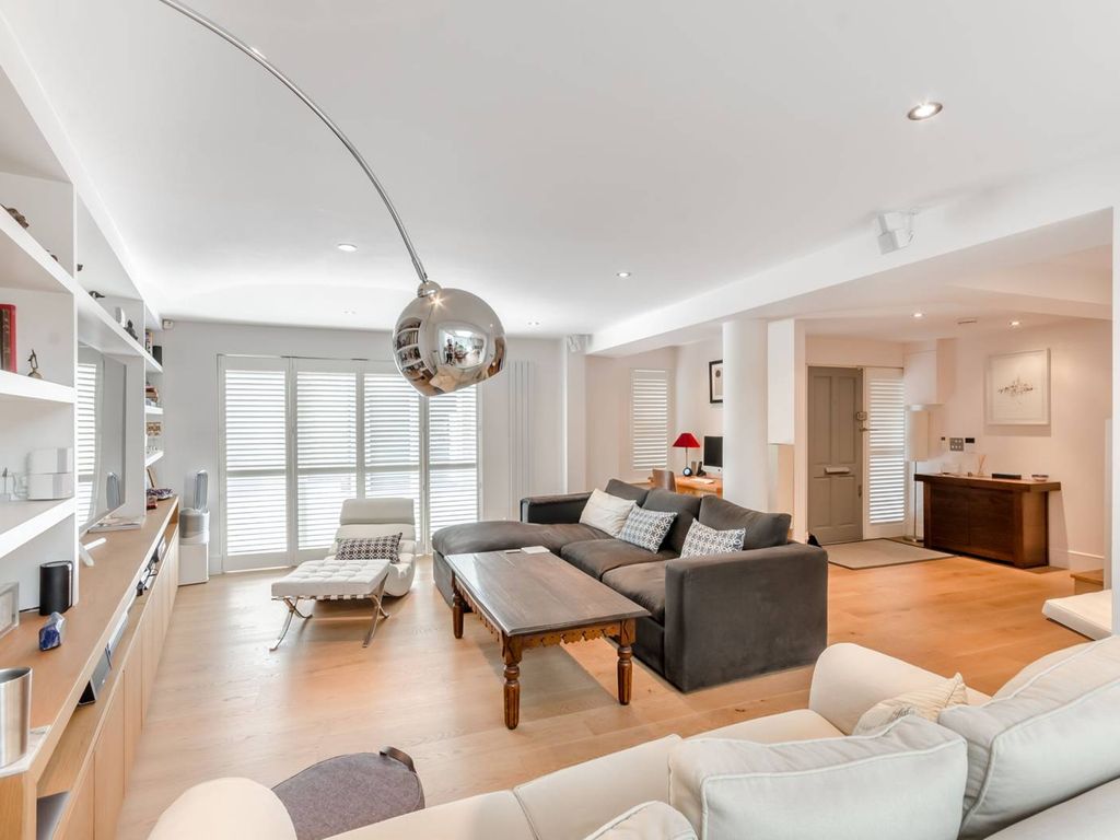 3 bed semidetached house for sale in Bromells Road, Clapham Old Town