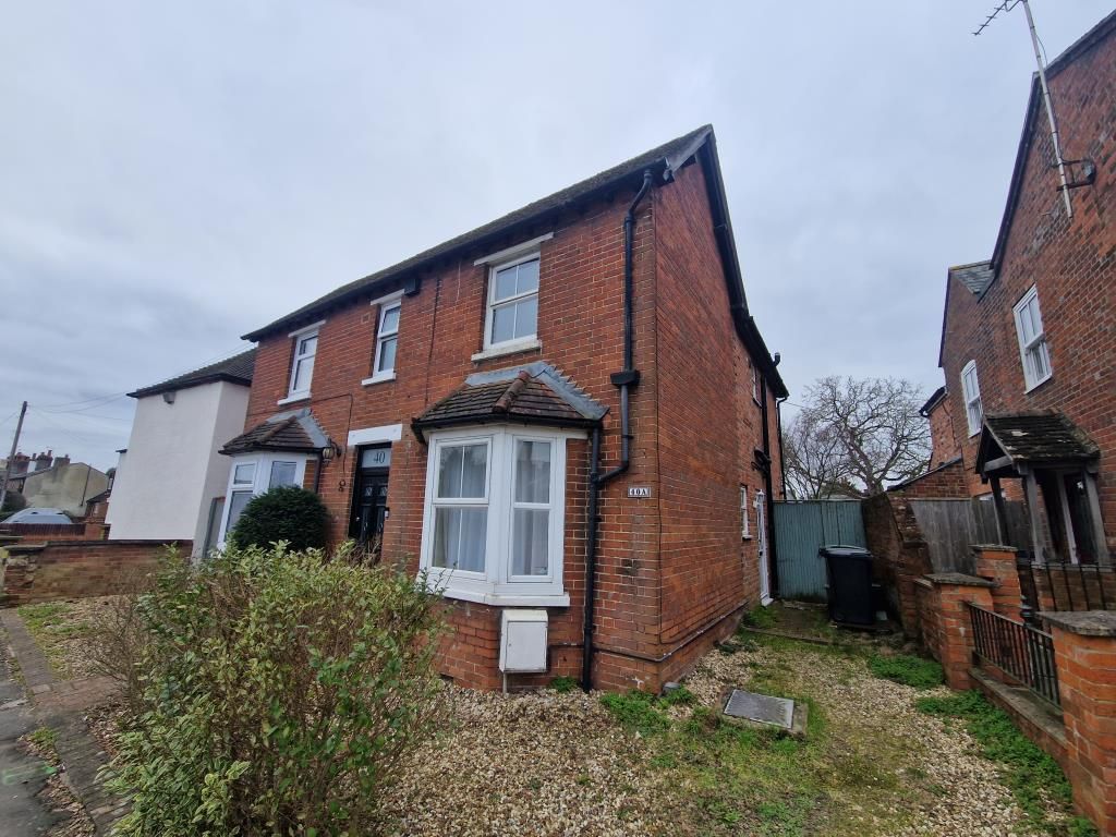 2 bed semidetached house to rent in Bath Road, Thatcham RG18, £1,300