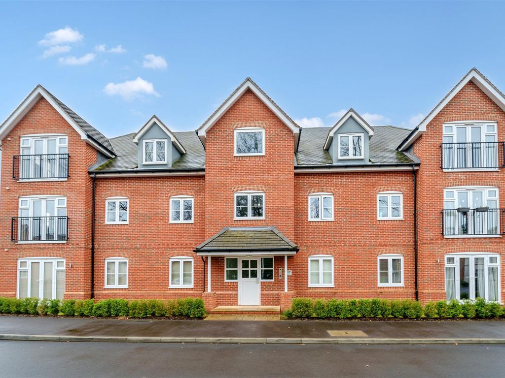 2 bed flat for sale in Brooms Court, Dove Close, Crowthorne, Berkshire RG45 Zoopla