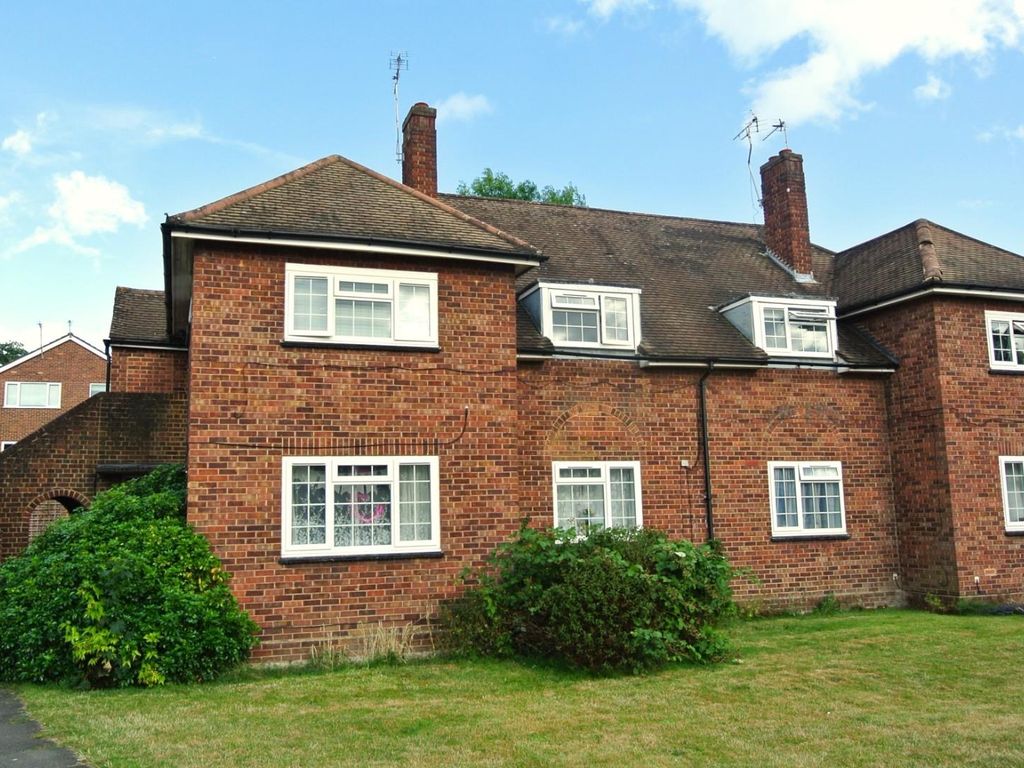 2 bed for sale in Elmcroft Drive, Ashford TW15, £310,000