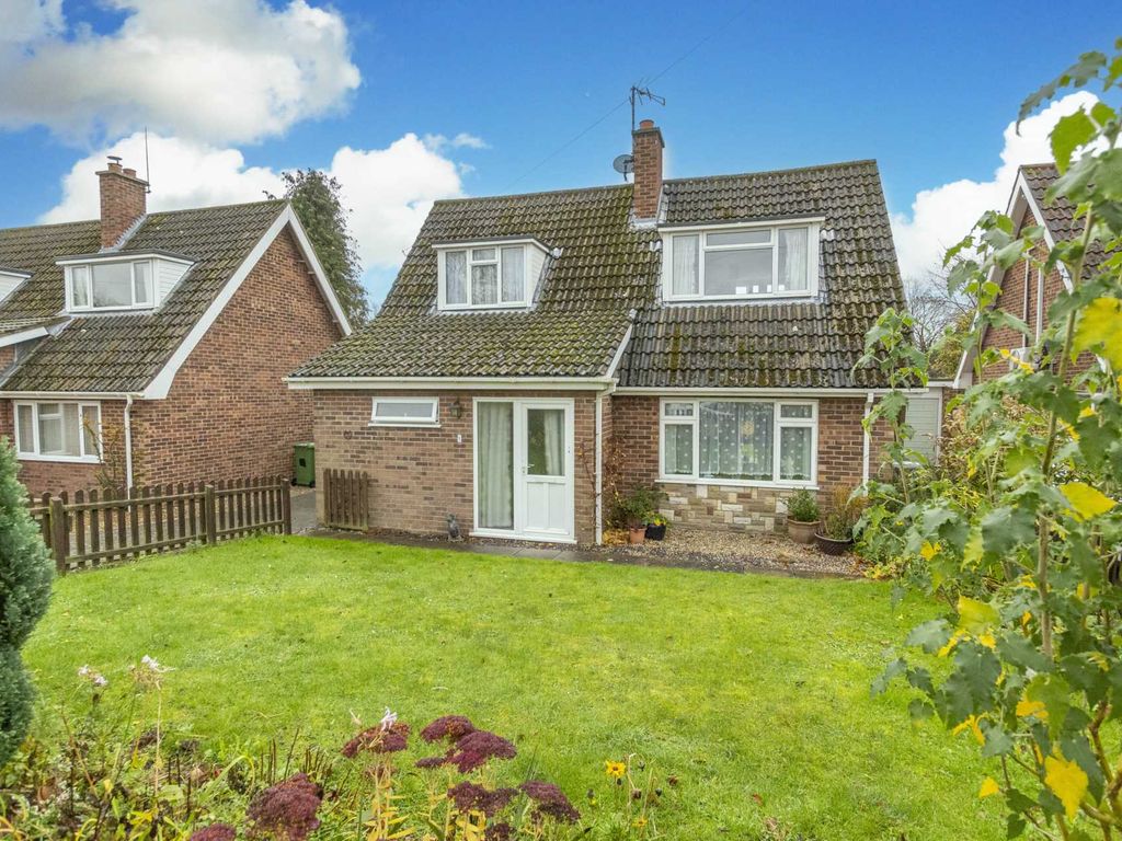 4 bed detached house for sale in Mead Close, Buxton NR10, £335,000 Zoopla