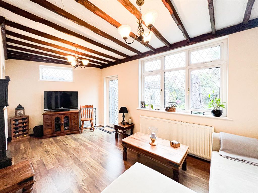 3 bed semidetached house for sale in Monkswood Gardens, Ilford IG5, £