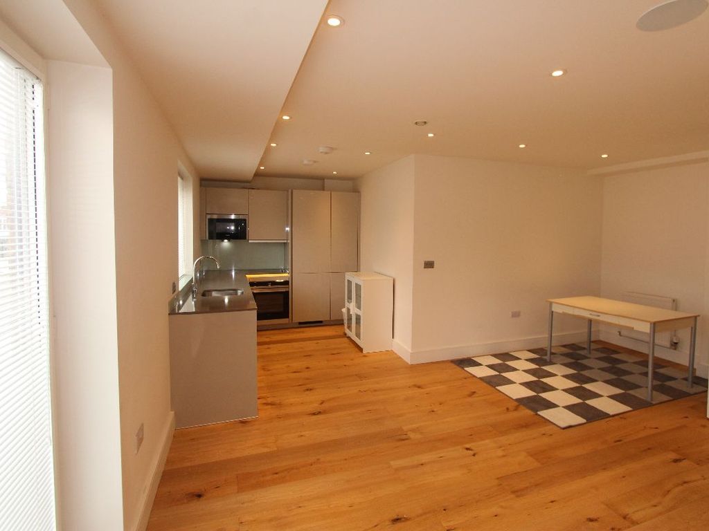 1 bed flat to rent in Potters Bar Station Yard, Darkes Lane, Potters