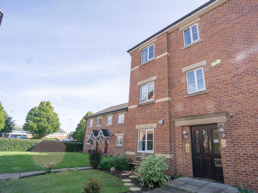 2 bed flat to rent in Pavilion Gardens, Westhoughton, Bolton BL5, £700 pcm Zoopla