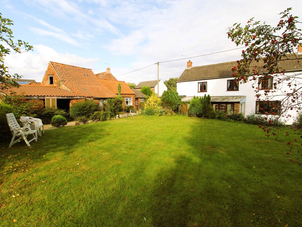 4 bed cottage for sale in High Street, Scotter, Gainsborough DN21, £