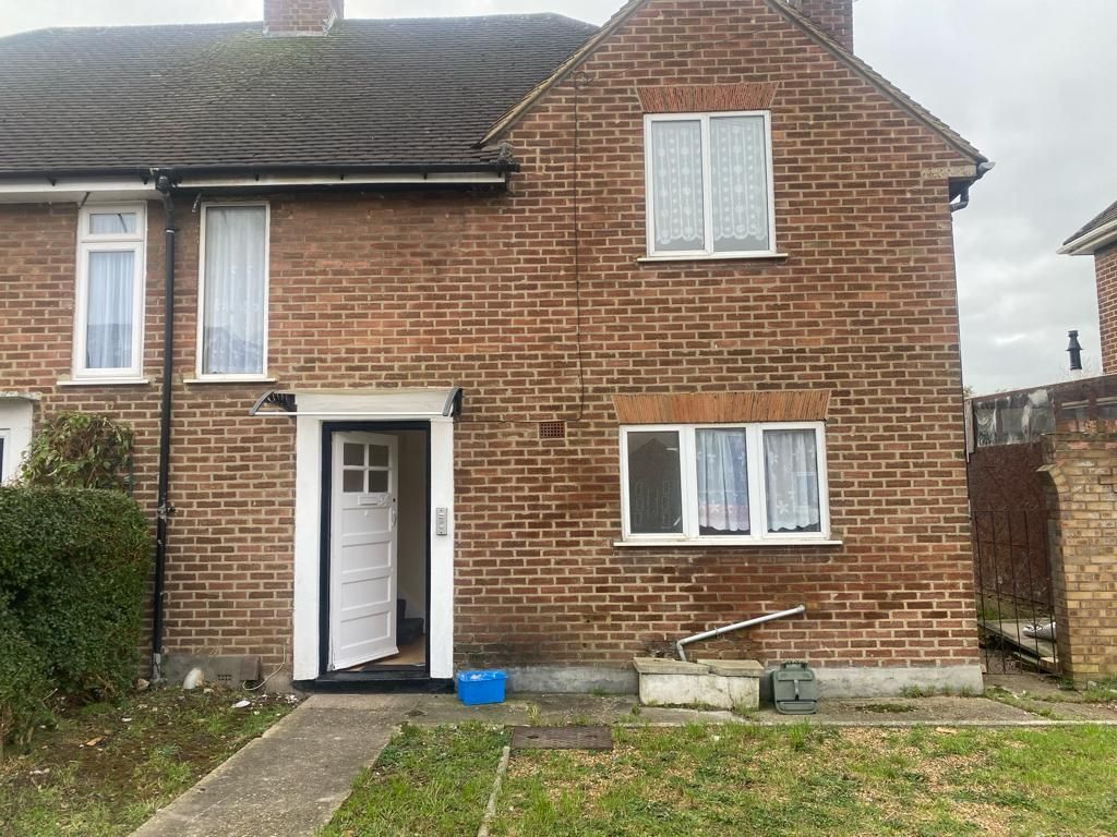 4 bed semidetached house to rent in Birchway, Hayes UB3, £2,600 pcm
