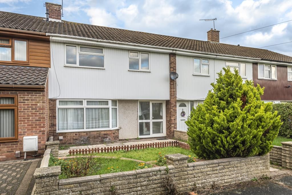 3 bed terraced house for sale in Elmhurst, Aylesbury HP20, £290,000