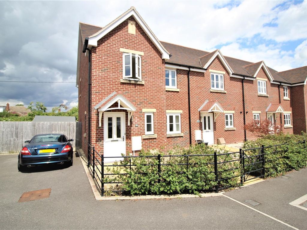 3 bed semidetached house to rent in Avon Way, Langley Park, Chippenham