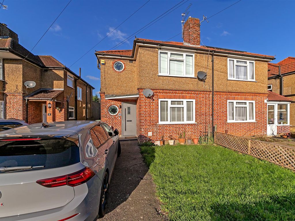 2 bed for sale in Winton Drive, Croxley Green, Rickmansworth