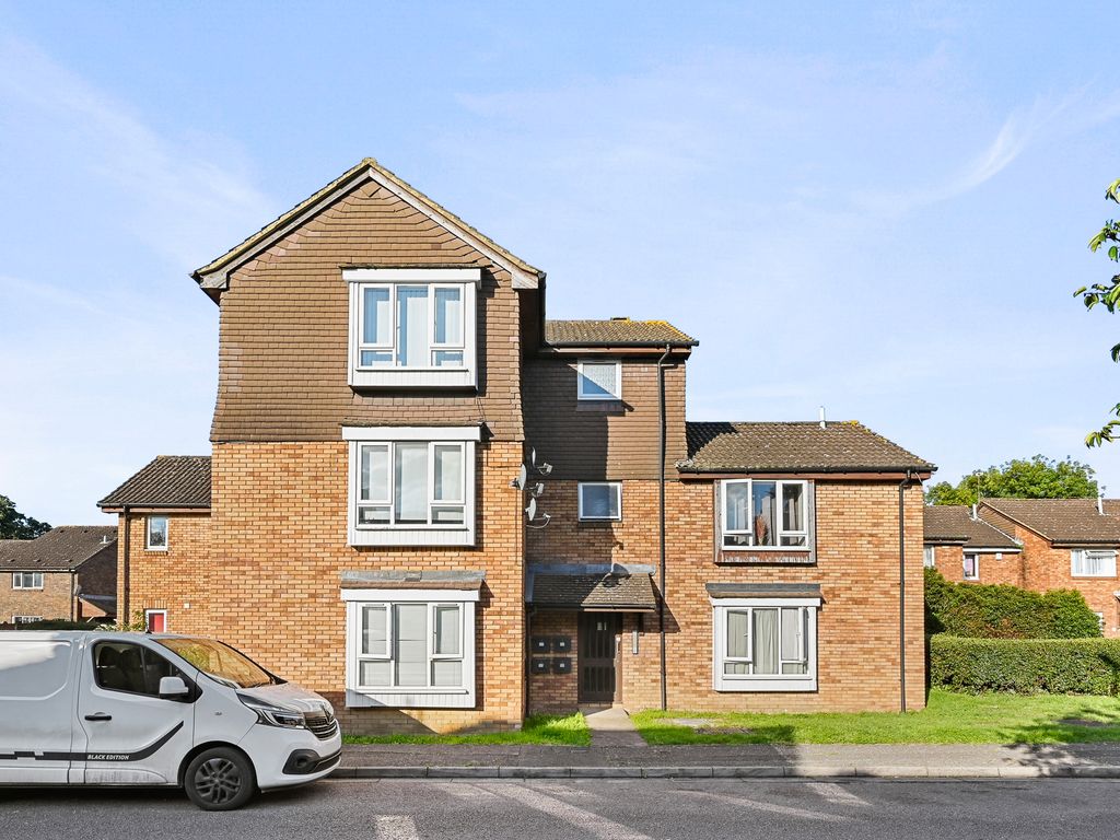 Studio to rent in Hindhead Close, Uxbridge UB8 Zoopla